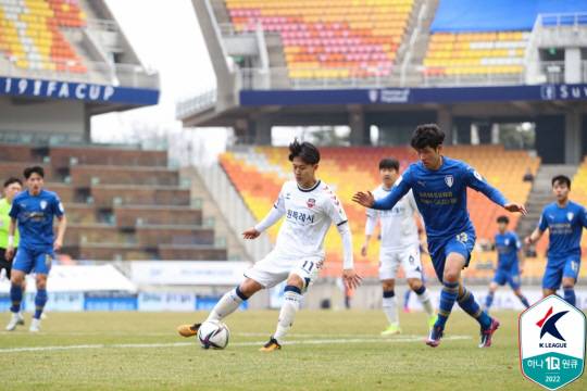 수원 FC의 이승우(왼쪽)와 수원 삼성의 박형진이 지난 2월 26일 수원월드컵경기장에서 열린 ‘수원 더비’ 하나원큐 K리그1 2022 2라운드에서 공을 다투고 있다. 한국프로축구연맹 제공