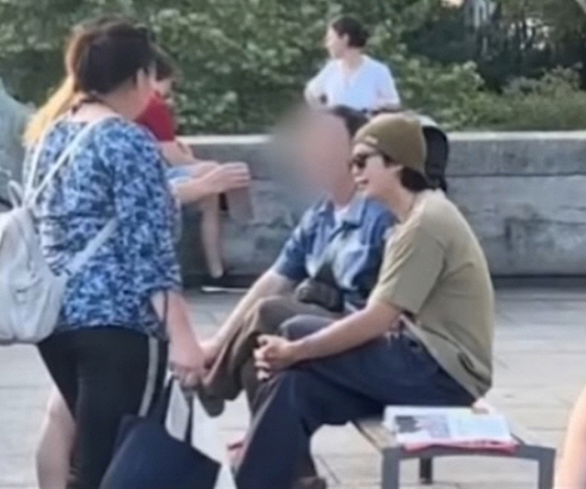 스위스 아트바젤에 간 RM이 거리에서 해외 팬들과 대화를 나누는 모습이 SNS를 통해 퍼졌다. 유튜브 영상.