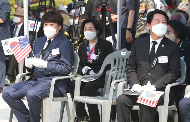 ‘이준석·안철수, 행사장서 한자리에’ :     (칠곡=연합뉴스) 박세진 기자 = 국민의힘 이준석 대표와 안철수 의원이 25일 경북 칠곡군 다부동 전적기념관에서 열린 6·25전쟁 72주년 기념 및 백선엽 장군 2주기 추모행사에 참석하고 있다. 2022.6.25