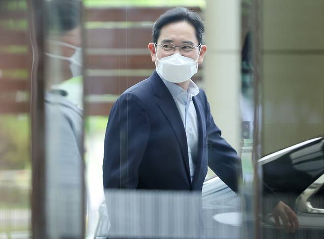 이재용 삼성전자 부회장이 지난 18일 김포공항을 통해 귀국하고 있다. [연합]