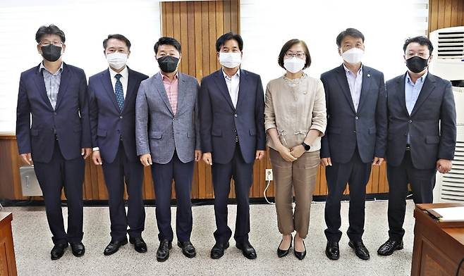 [증평=뉴시스] 5대 증평군의회 폐원 기념사진. 사진 왼쪽부터 최명호·이성인·우종한·연풍희·조문화·장천배·이창규 의원. (사진=증평군의회 제공) photo@newsis.com *재판매 및 DB 금지