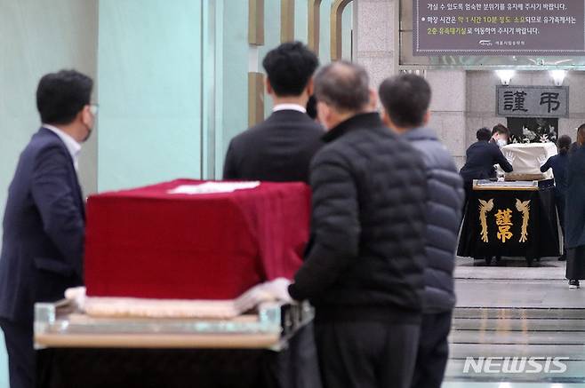 [고양=뉴시스] 백동현 기자 = 지난 3월15일 오전 경기 고양시 서울시립승화원에서 유족들이 앞 순서 유족의 화장을 지켜보고 있다. 2022.03.15. livertrent@newsis.com