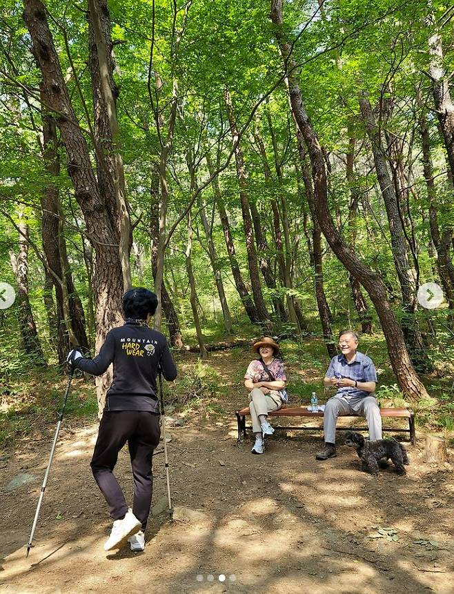 [서울=뉴시스] 조수정 기자 = 24일 문재인 전 대통령 인스타그램에 '함께 하는 산행. 문재인, 김정숙, 영축산은 나의힘, 럽스타그램이라고 하나요' 라는 글과 함께 사진이 게시됐다. 문 전 대통령 인스타그램에는 24일에만 5개의 게시물, 11장의 사진이 게시됐다. (사진=문재인 전 대통령 SNS 캡처) 2022.06.25. photo@newsis.com *재판매 및 DB 금지