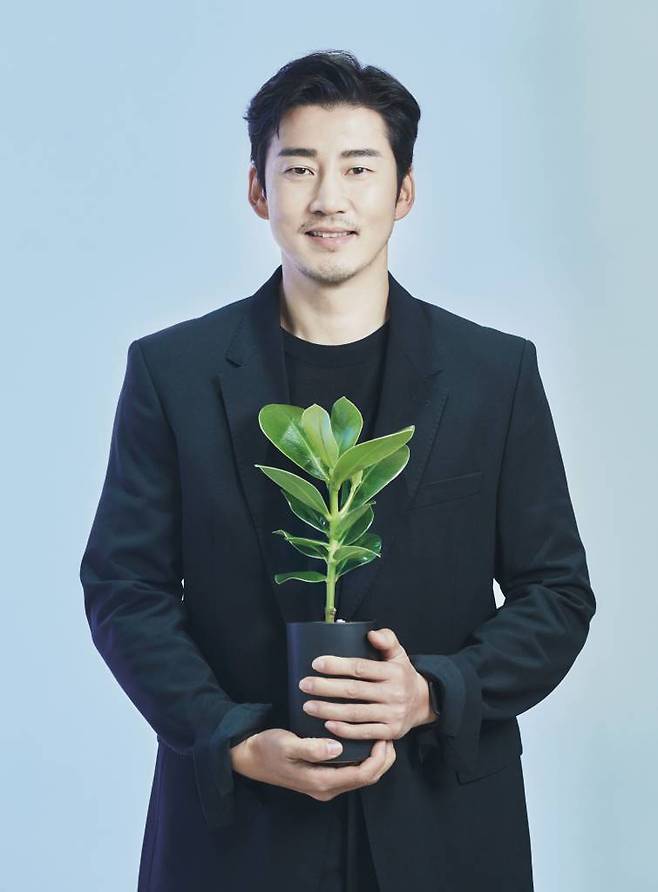 디즈니플러스 오리지널 드라마 '키스 식스 센스'의 배우 윤계상이 인터뷰를 위해 포즈를 취하고 있다. '키스 식스 센스'는 입술이 닿기만 하면 미래가 보이는 '예술'(서지혜 분)과 오감이 과도하게 발달한 초예민 '민후'(윤계상 분)의 아찔한 로맨스를 다룬 드라마다. /사진제공=저스트엔터테인먼트 2022.06.24 /사진=이동훈 기자 photoguy@