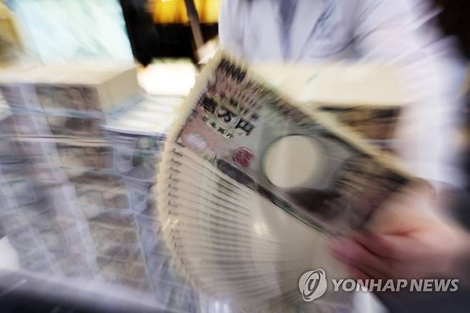 엔화 가치 하락 (서울=연합뉴스) 박동주 기자 = 일본 엔화 가치가 지속해서 하락하고 있는 23일 서울 중구 하나은행 본점 위변조대응센터의 엔화. 2022.6.23 pdj6635@yna.co.kr