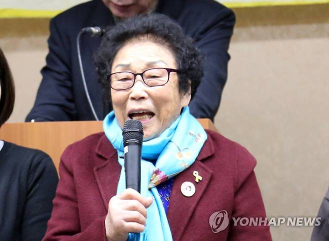 강제 노역 피해자 양금덕 (도쿄=연합뉴스) 이세원 특파원 = 일제 강점기 강제 노역 피해자인 양금덕 씨가 2020년 1월 17일 오후 일본 도쿄에서 열린 '금요행동' 500회 기념 특별 집회에서 인사말을 하고 있다.