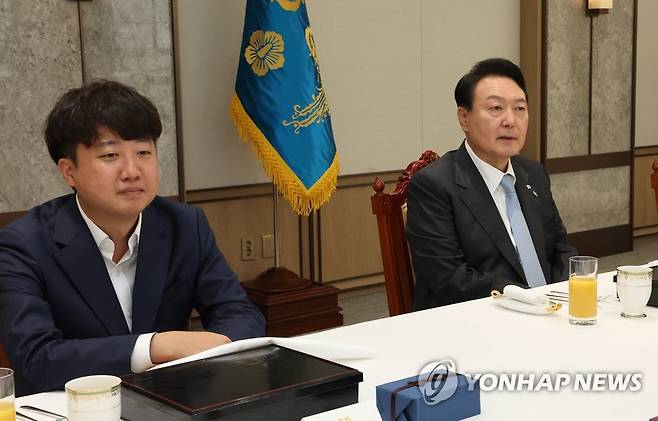 이준석 대표와 대화하는 윤석열 대통령 (서울=연합뉴스) 서명곤 기자 = 윤석열 대통령이 10일 오후 용산 대통령실 청사 대접견실에서 열린 국민의힘 지도부 초청 오찬 간담회에서 이준석 대표 등과 대화하고 있다.  2022.6.10 seephoto@yna.co.kr