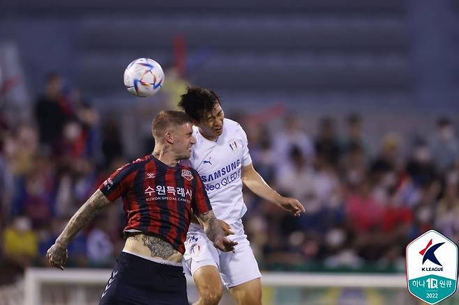 공중볼 경합하는 수원FC 라스와 수원 삼성의 고명석 [한국프로축구연맹 제공. 재판매 및 DB금지]