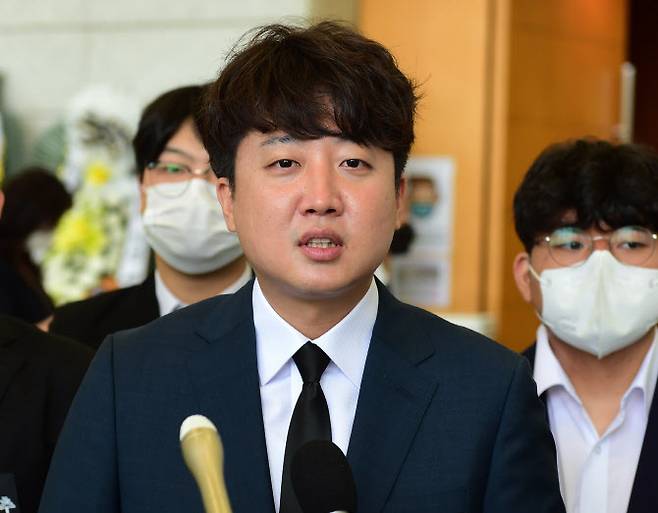 국민의힘 이준석 대표가 26일 서울 용산구 백범김구기념관에서 열린 백범 김구 선생 제73주기 추모식에 참석한 뒤 취재진의 질문에 답하고 있다. (사진= 국회사진기자단)