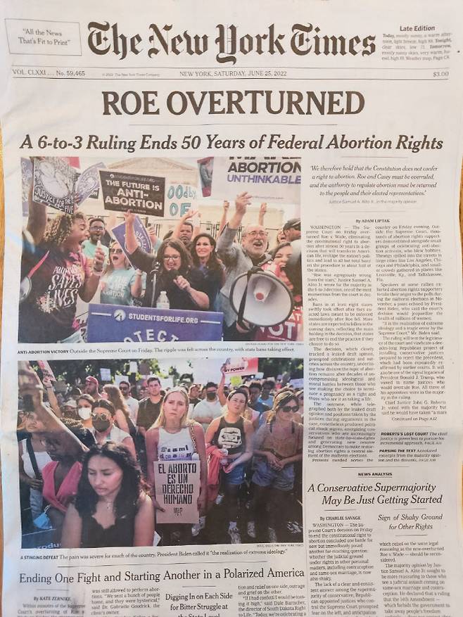 미국 대법원이 낙태를 헌법상 권리로 인정한 ‘로 대(對) 웨이드’ 판결을 49년 만에 뒤집은 소식을 다룬 뉴욕타임스(NYT) 25일자 1면이다. 낙태 반대론자들(사진 위)과 낙태 반대론자들(사진 아래)의 표정이 극명하게 엇갈려 있다. (사진=김정남 특파원)