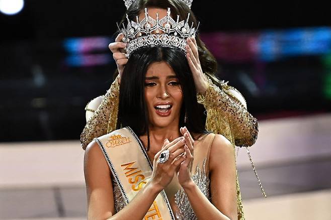 25일(현지시각) 태국 파타야에서 열린 트랜스젠더 미인대회인 ‘미스 인터내셔널 퀸 2022’에서 대상을 차지한 필리핀 참가자가 왕관을 쓰며 기뻐하고 있다. (사진=AFP)