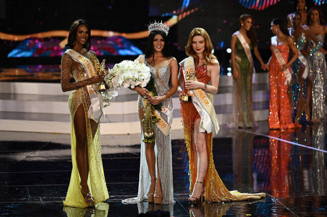 ‘미스 인터내셔널 퀸 2022’에서 1위에 오른 필리핀 참가자(가운데)가 각각 2위와 3위를 차지한 콜롬비아 참가자(왼쪽), 프랑스 참가자와 트로피를 들고 사진촬영을 하고 있다. (사진=AFP)