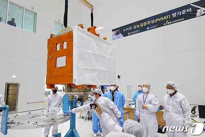 지난 6일 전라남도 고흥군 봉래면 나로우주센터 위성준비동에서 연구진이 2차 발사 앞둔 한국형 발사체 누리호(KSLV-Ⅱ)에 성능검증위성을 탑재하기위해 이동하고 있다. 누리호는 오는 15일 발사된다. (한국항공우주연구원 제공) 2022.6.13/뉴스1