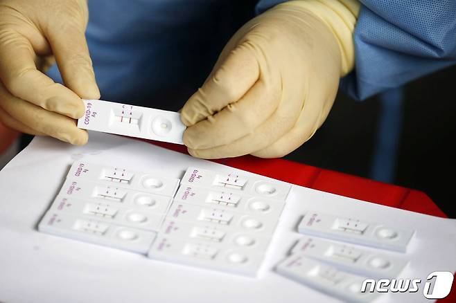 광주 북구 신종 코로나바이러스 감염증(코로나19) 신속항원검사소에서 보건소 의료진이 자가진단키트 결과를 확인하고 있다. 뉴스1 자료사진./뉴스1 © News1