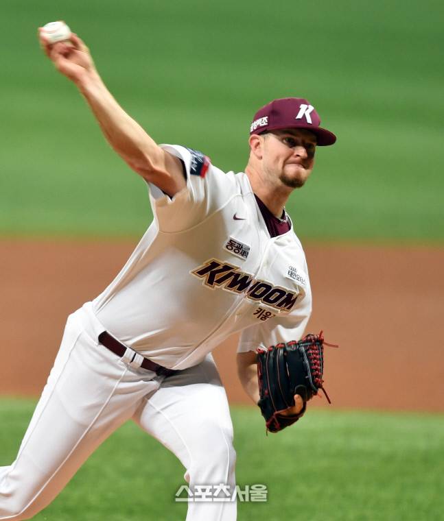 키움 외국인 투수 애플러가 15일 고척스카이돔에서 열린 2022 KBO리그 두산전에 선발 등판해 역투하고 있다. 고척 | 강영조기자kanjo@sportsseoul.com
