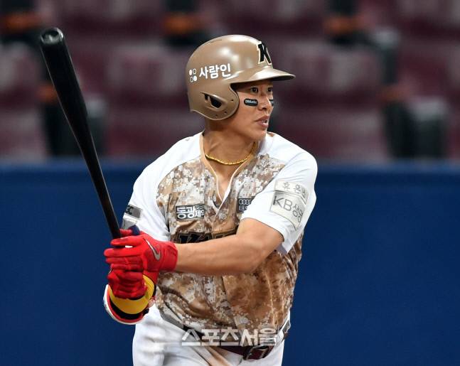 키움 송성문이 8일 고척스카이돔에서 열린 2022 KBO리그 KT전에서 안타를 때리고 있다. 고척 | 강영조기자kanjo@sportsseoul.com