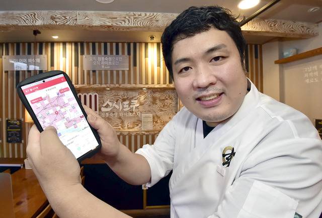 KT의 상권분석 서비스 '잘나가게'를 활용해 코로나 악재 속에서도 매출이 뛴 '스시도쿠'의 손영래 대표를 만났다. 사진은 '스시도쿠'의 손영래 대표 모습. /KT 제공