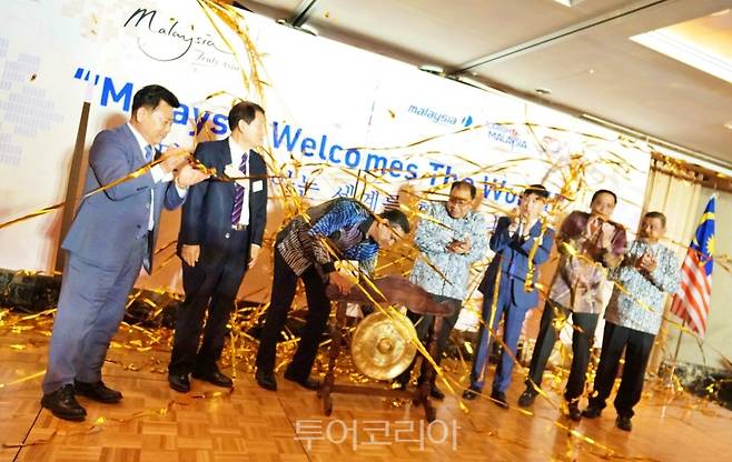 징을 치며 말레이시아 로드쇼 오픈 퍼포먼스를 펼쳤다.&nbsp;