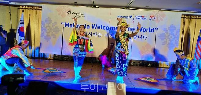 말레이시아 전통 공연을 선보이고 있는 모습