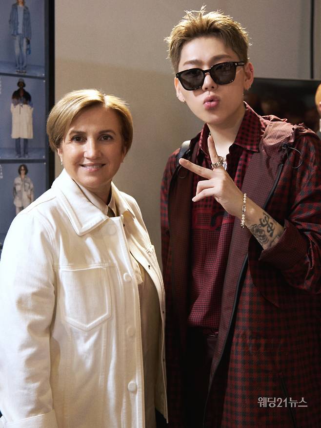 사진 : 펜디 남성복 아티스틱 디렉터 실비아 벤투리니 펜디와 지코 (이미지 제공 = 펜디)