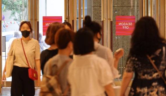 고물가시대… "놓칠 수 없는 세일"백화점들이 다음달 10일까지 여름 정기세일을 실시한다. 사회적 거리두기 해제 이후 첫 여름 휴가철인 만큼 야외활동 관련 상품을 전면에 배치했다. 26일 서울 중구 롯데백화점 본점을 찾은 고객들이 쇼핑을 즐기고 있다. 사진=박범준 기자