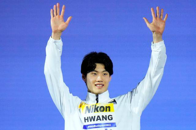 황선우가 21일 헝가리 부다페스트에서 열린 2022 국제수영연맹(FINA) 세계선수권대회 자유형 200ｍ에서 은메달을 따고 시상대에 올라 인사하고 있다. 부다페스트=AP 뉴시스