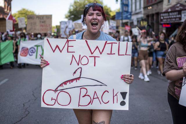 미국 연방대법원이 임신중지권(낙태) 보장 판례 폐기를 결정한 다음 날인 25일, 텍사스주(州) 오스틴에서 임신중지권에 찬성하는 시위자들이 길거리 시위를 이어가고 있다. 사진 속 시위자는 "우리는 (과거로) 돌아가지 않을 것(WE WILL NOT GO BACK)"이라고 적은 팻말을 들고 있다. 오스틴=AFP 연합뉴스