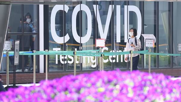 인천국제공항 코로나19 검사센터 [자료사진: 연합뉴스 제공]