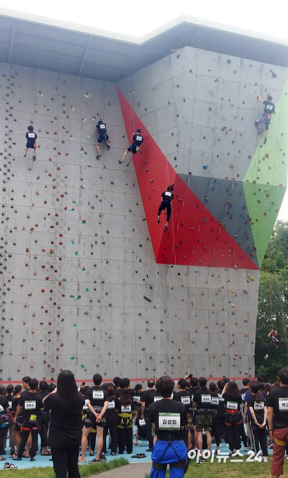 사단법인 한국대학산악연맹(회장 인채권)이 주최한 2022 한국대학산악연맹 스포츠클라이밍 페스티벌이 26일 서울 강북구 수유동 시립강북청소년센터에서 열린 가운데 참가자들이 경기에 임하고 있다. [사진=정소희 기자]