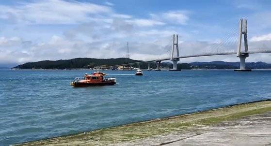 26일 전남 완도군 신지면 송곡항 일대 해상에서 해경 대원들이 실종 초등생 일가족의 행방을 수색하고 있다. 연합뉴스