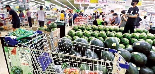 < 6%대 물가 상승 예고…“장보기가 무섭다” > 26일 서울 양재동 농협 하나로마트 양재점에서 시민들이 장을 보고 있다. 추경호 부총리 겸 기획재정부 장관은 이날 “6월 또는 7∼8월에 6%대 물가 상승률을 볼 수 있을 것”이라고 말했다.  뉴스1