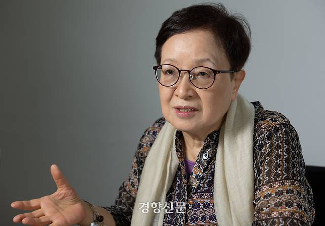 노르웨이 극작가 헨리크 입센의 희곡 전집(총10권)을 완역한 ‘국내 유일의 입센 전문가’ 김미혜 한양대 명예교수를 지난 16일 서울 중구 경향신문사에서 만났다.  우철훈 선임기자