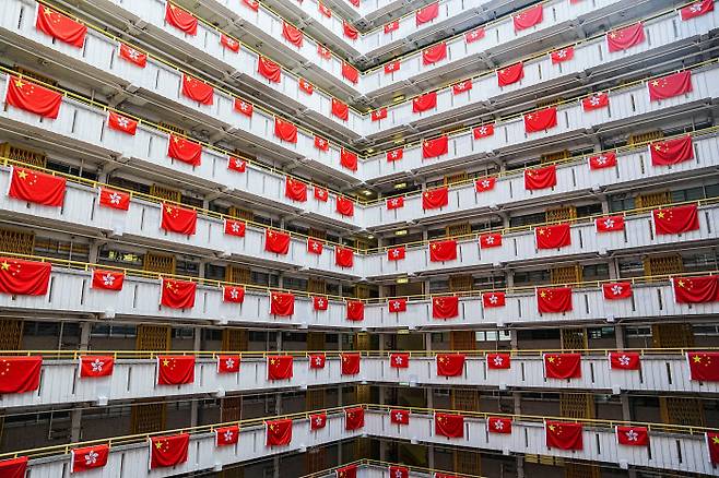 26일 홍콩의 한 아파트에 홍콩 주권 반환 25주년을 기념하는 오성홍기와 홍콩 깃발이 줄지어 걸려 있다. 로이터연합뉴스