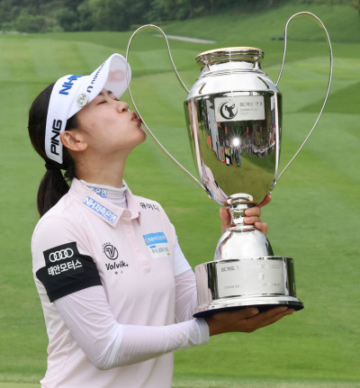 박민지가 26일 포천힐스CC에서 열린 KLPGA 투어 BC카드 한경 레이디스컵에서 우승한 뒤 트로피에 입맞추고 있다. KLPGA 제공