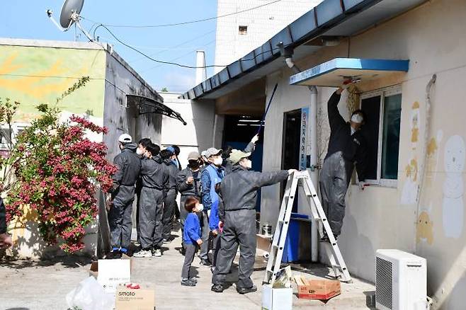 포항제철소 후판부 직원들이 기계면 등대지역아동센터 벽면을 도색하고 있다. (포항제철소 제공) 2022.06.26