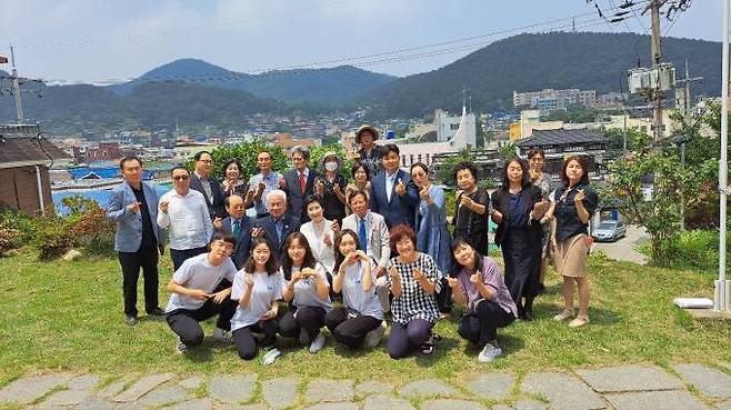 한인수(맨 뒷줄 오른쪽 다섯째) 목사와 공주시 평화대사협의회 회원들 모습.  6.25전쟁 72주년의 날(25일) 신한국통일 비전 세미나 참석을 기념하며, 자유평화통일의 의지를 다짐하고 있다. 사진=공주시평화대사협의회.