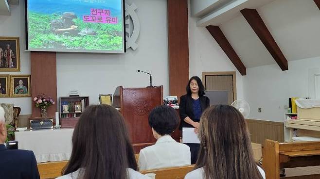 평화대사 일본인 도꼬로 유미 교수가 '선구자'를 부르며 역사인식을 고취시켜 주위를 숙연하게 했다. 사진=오명규 기자.