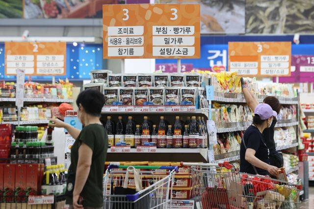 지난 22일 서울의 한 대형마트에서 장을 보는 시민들. 연합뉴스
