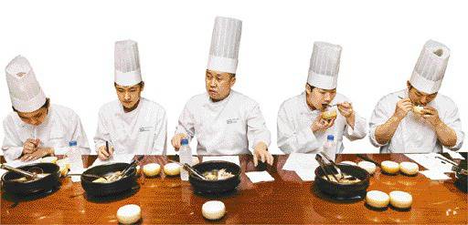 국민컨슈머리포트 삼계탕 평가단이 지난 21일 서울 중구 롯데호텔서울 1층 라세느에서 삼계탕 제품 5개를 비교하며 맛을 보고 있다. 왼쪽부터 롯데호텔서울 소속 신호용, 김정훈, 어수우, 김영기, 이재찬 셰프. 김지훈 기자