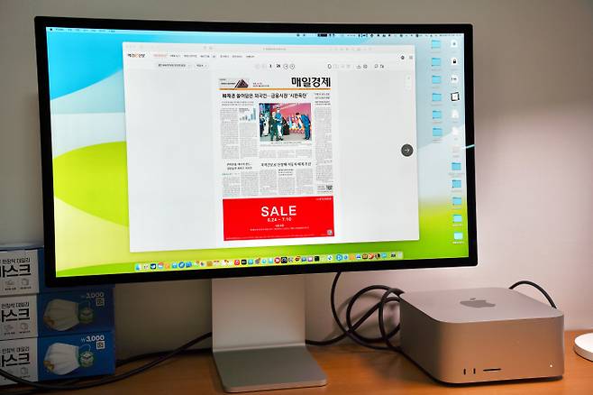 맥 스튜디오를 스튜디오 디스플레이에 연결해 매일경제 e신문 홈페이지를 띄운 모습