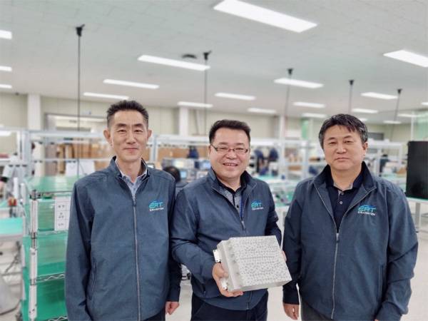 왼쪽부터 지영남 수석연구원, 이재복 연구소장, 김성균 기술이사.