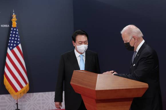 윤석열 대통령이 지난달 21일 한미정상회담을 위해 용산 대통령실 청사에 도착한 조 바이든 미국 대통령을 영접, 방명록 작성을 지켜보는 모습./사진=대통령실