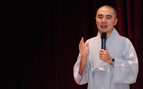 '풀소유' 논란에 휩싸여 공개 활동을 중단했던 혜민스님의 근황이 공개됐다. 사진은 혜민 스님이 지난 2012년 서울 성북구 안암동 고려대 인촌기념관 강당에서 이야기를 하는 모습./사진=뉴스1