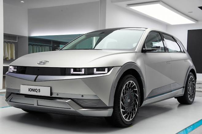 미국 블룸버그 통신이 현대차그룹의 전기차가 테슬라 보다 낫다고 극찬했다. 사진은 현대차의 전기차 아이오닉5. /사진=현대차