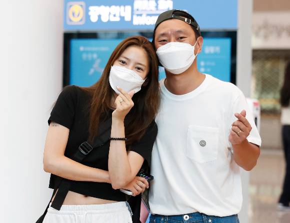 손담비(왼쪽)·이규혁 부부가 오는 27일 SBS 예능 프로그램 '동상이몽2'에서 두 번째 신혼집을 공개한다. /사진=뉴스1