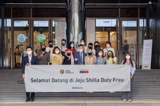 　 : 지난 16일 신라면세점 제주점에 말레이시아 여행사 대표단이 방문해 기념 사진을 찍고 있다. 신라면세점 제공.