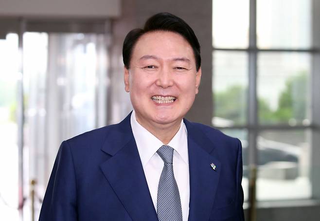 윤석열 대통령이 24일 오전 서울 용산 대통령실 청사로 출근하며 취재진의 질문에 답하고 있다. [연합]