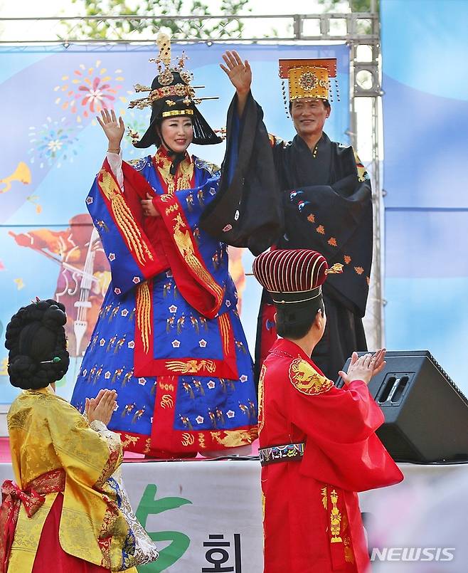 [증평=뉴시스] 강신욱 기자 = 26일 오후 충북 증평군 증평읍 보강천 미루나무숲에서 열린 2022 증평예술제 한복 패션쇼에서 홍성열 증평군수와 부인 김옥희씨가 세종대왕과 왕비 의상을 입고 무대에 서서 관람객에게 화답하고 있다. 2022.06.26. ksw64@newsis.com