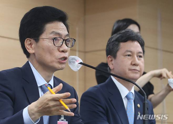 [서울=뉴시스] 김명원 기자 = 황정근 경찰제도개선 자문위원회 공동위원장이 21일 서울 종로구 정부서울청사에서 열린 경찰제도개선 자문위원회 운영결과 브리핑에서 발언하고 있다. 2022.06.21. kmx1105@newsis.com