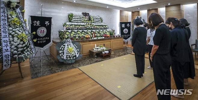 [서울=뉴시스] 정병혁 기자 = 민족사관고등학교의 설립자 최명재 전 파스퇴르유업 회장이 별세한 26일 오후 서울 송파구 서울아산병원 장례식장에 마련된 빈소를 찾은 조문객들이 조문을 하고 있다. 2022.06.26. jhope@newsis.com